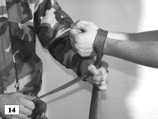 Руки связанные галстуком. Связывание рук ремнем. Связывание рук пленному. Связывание галстуком. Верный привязанный к человеку