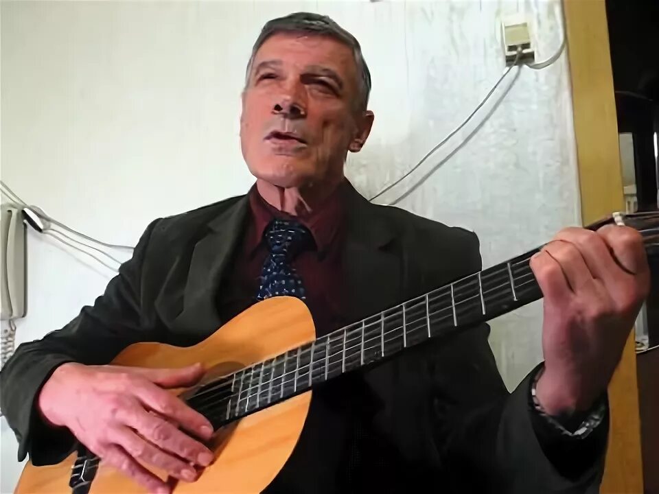 Снег над лагерем. Снег над лагерем. Песня визбора снег над лагерем валит исполняет сергей матвиенко. Гитарист зима. Снег над лагерем.