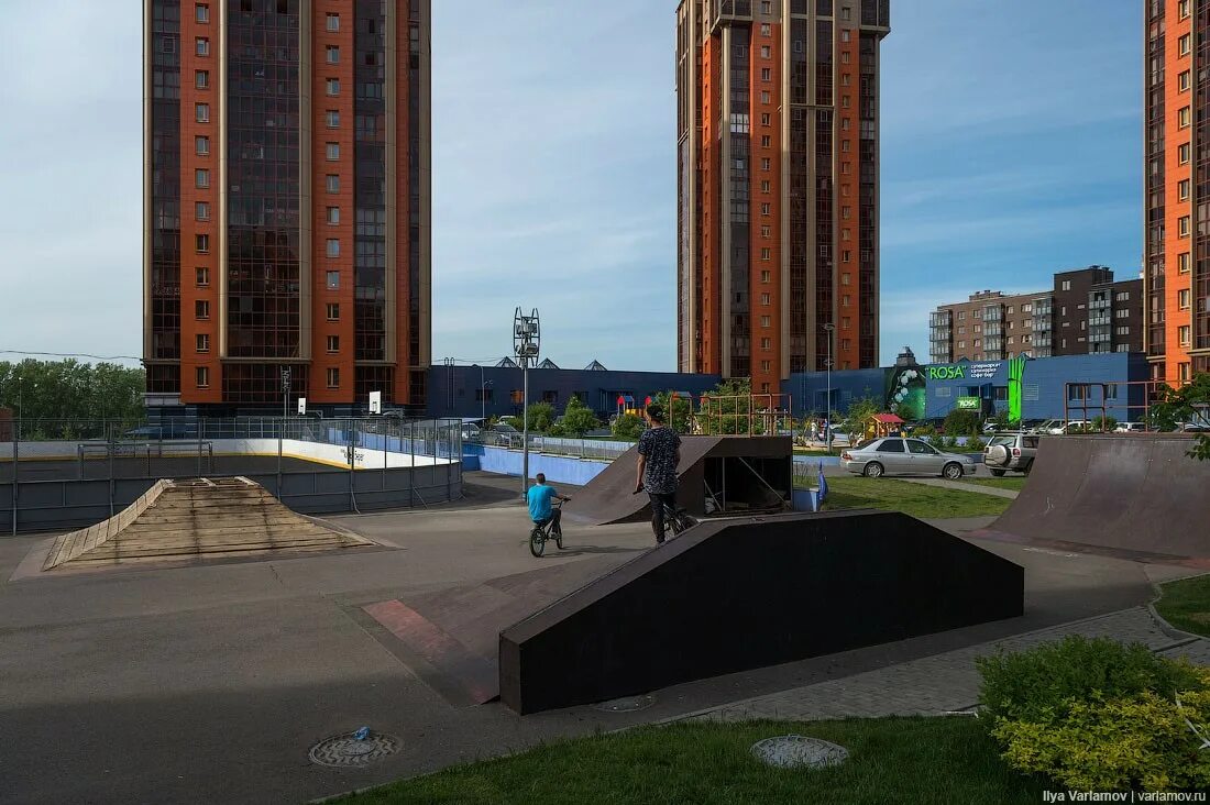 Сладкий берег красноярск. См сити южный берег красноярск. Южный берег красноярск озеленение. Набережная в академгородке красноярск. Микрорайон южный берег красноярск.
