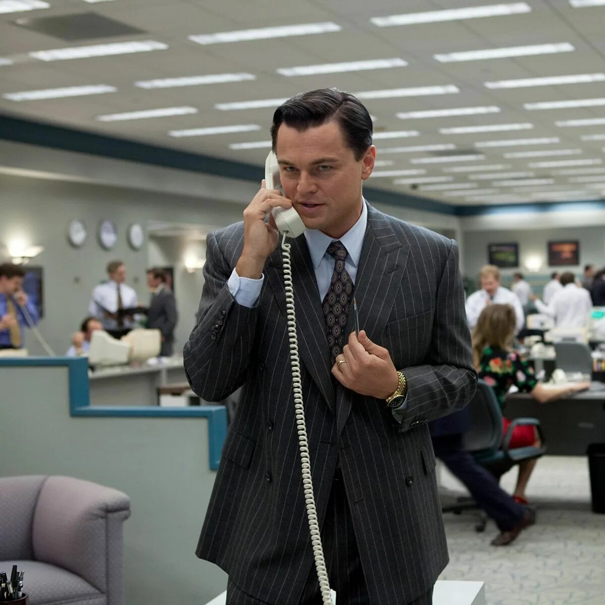 Ди каприо волк с уолл стрит. Ди каприо с телефоном волк с уолл стрит. Волк с уолл стрит звонит. Волк с уолл стрит звонит. Леонардо дикаприо волк.