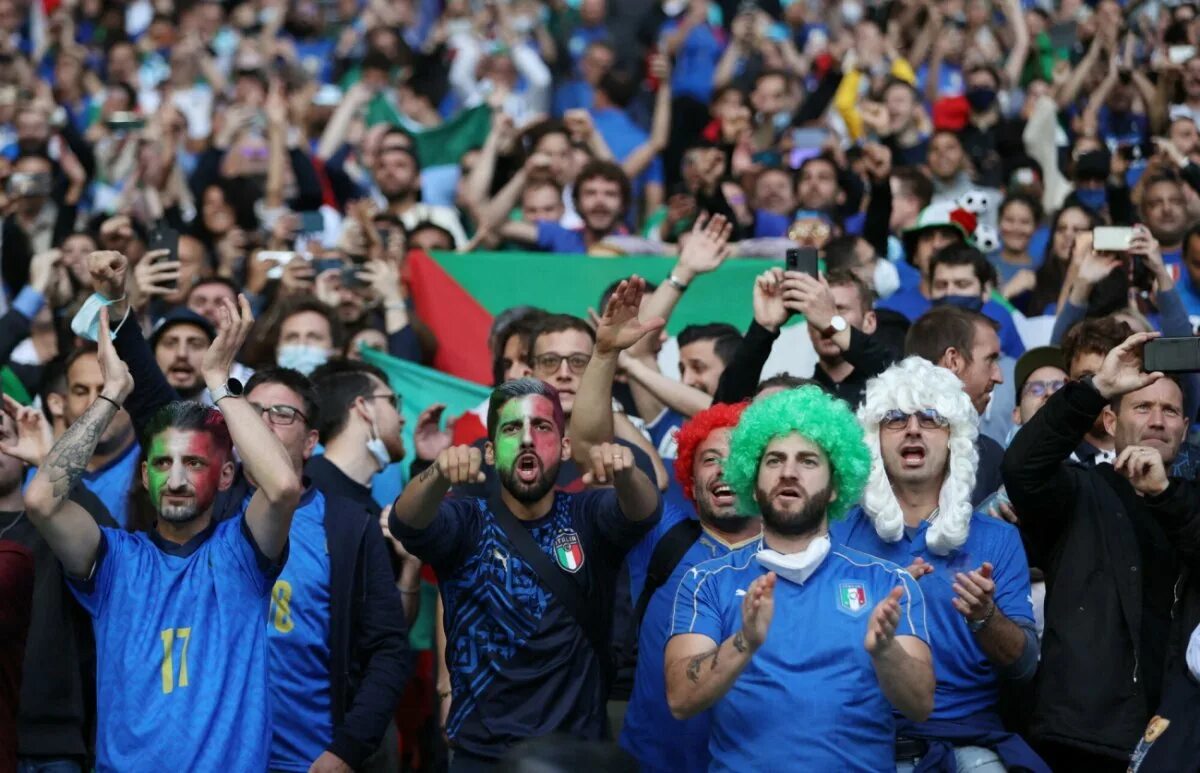 Italy Fans 2020. Italy Euro Fans 2020. Italian Fans. Italian Fans ROMA. 2020 fan