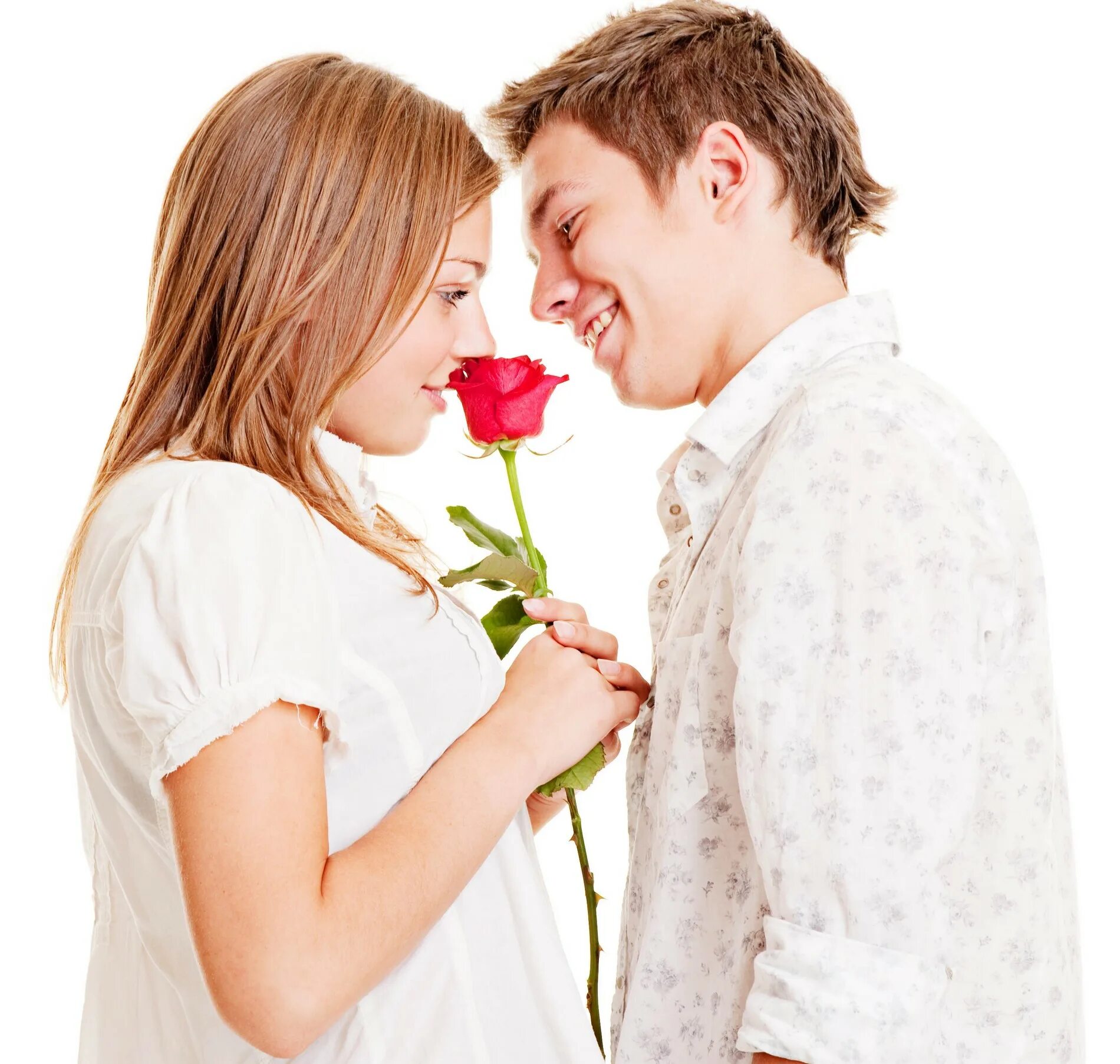 мужчина обнимает женщину с цветами. парень пришёл к девушке с цветами. мужчина с цветами. дарит цветы девушке. парень с букетом.