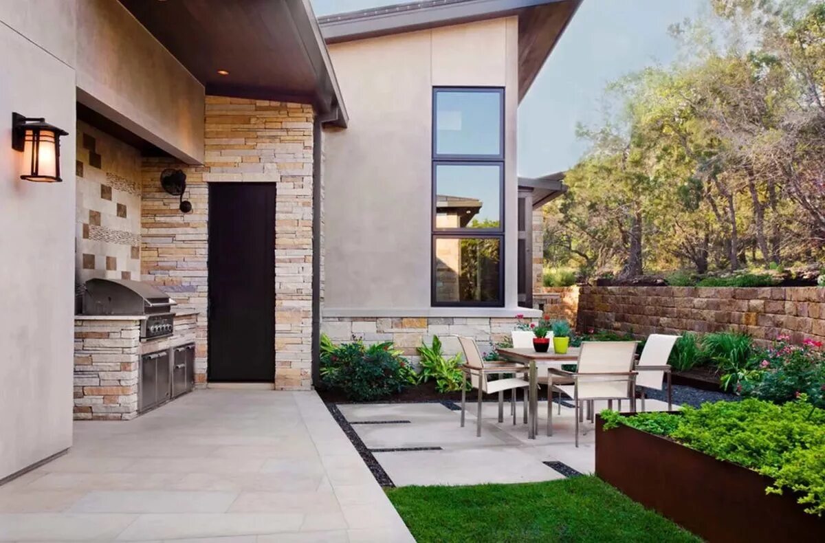 Ландшафт двора. Двор скромно. Дачный участок в деревенском стиле. Двор скромно. Обустройство двора частного дома.