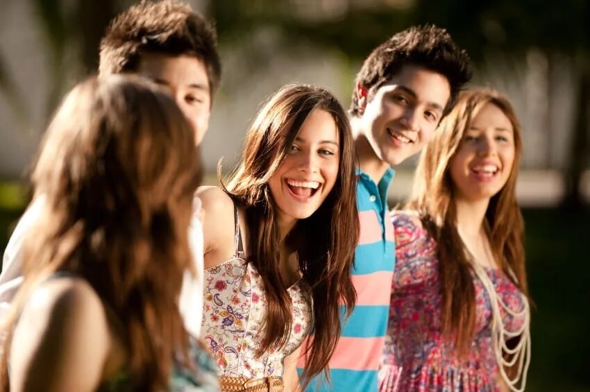 Жизнь подростка. Дружба подростков. 20 лет подростковый возраст. 20 лет подростковый возраст. Радостные подростки.