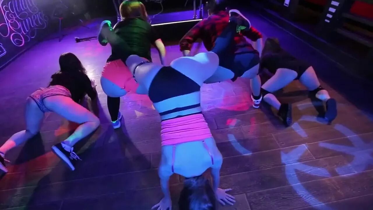 Тверк в школе. Тверк соло. Vr тверк. Смирнова елизавета тверк. Танец попой запрещенный.