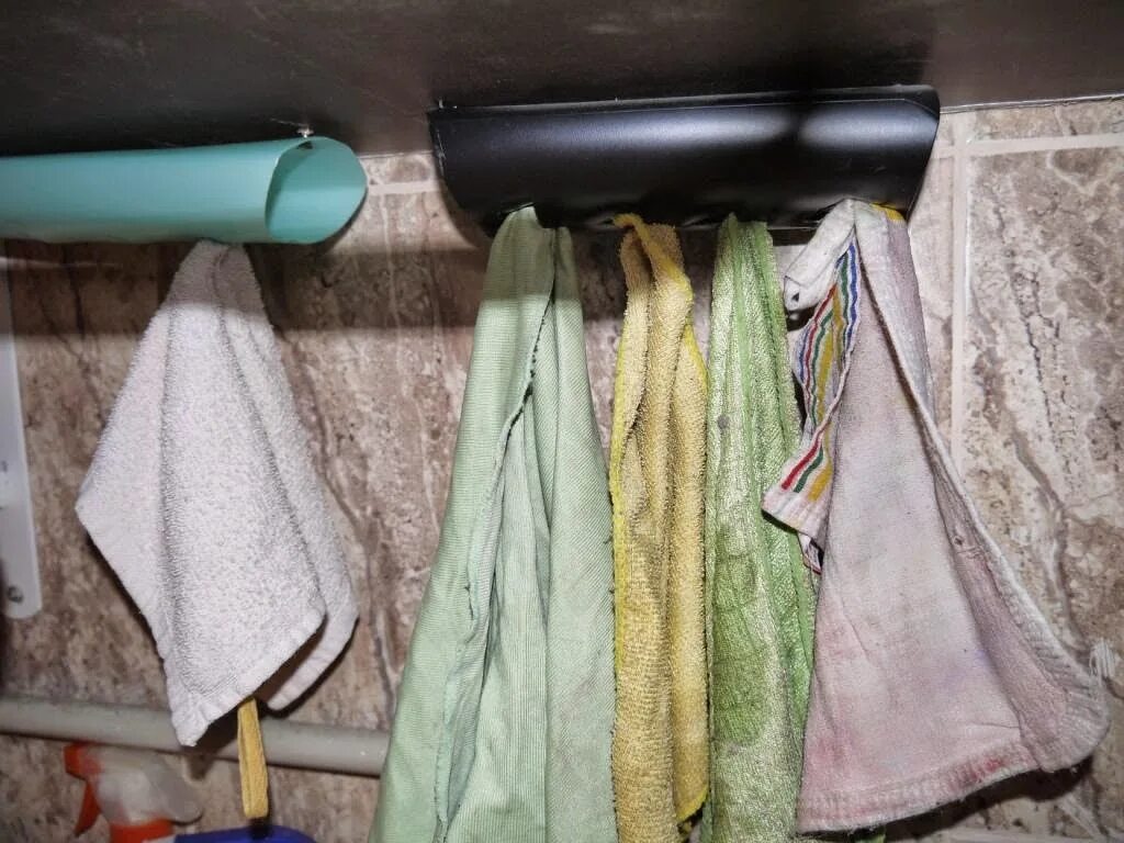 Грязные кухонные полотенца. Старая тряпка. Старые кухонные полотенца и тряпки. Старые тряпки для уборки.