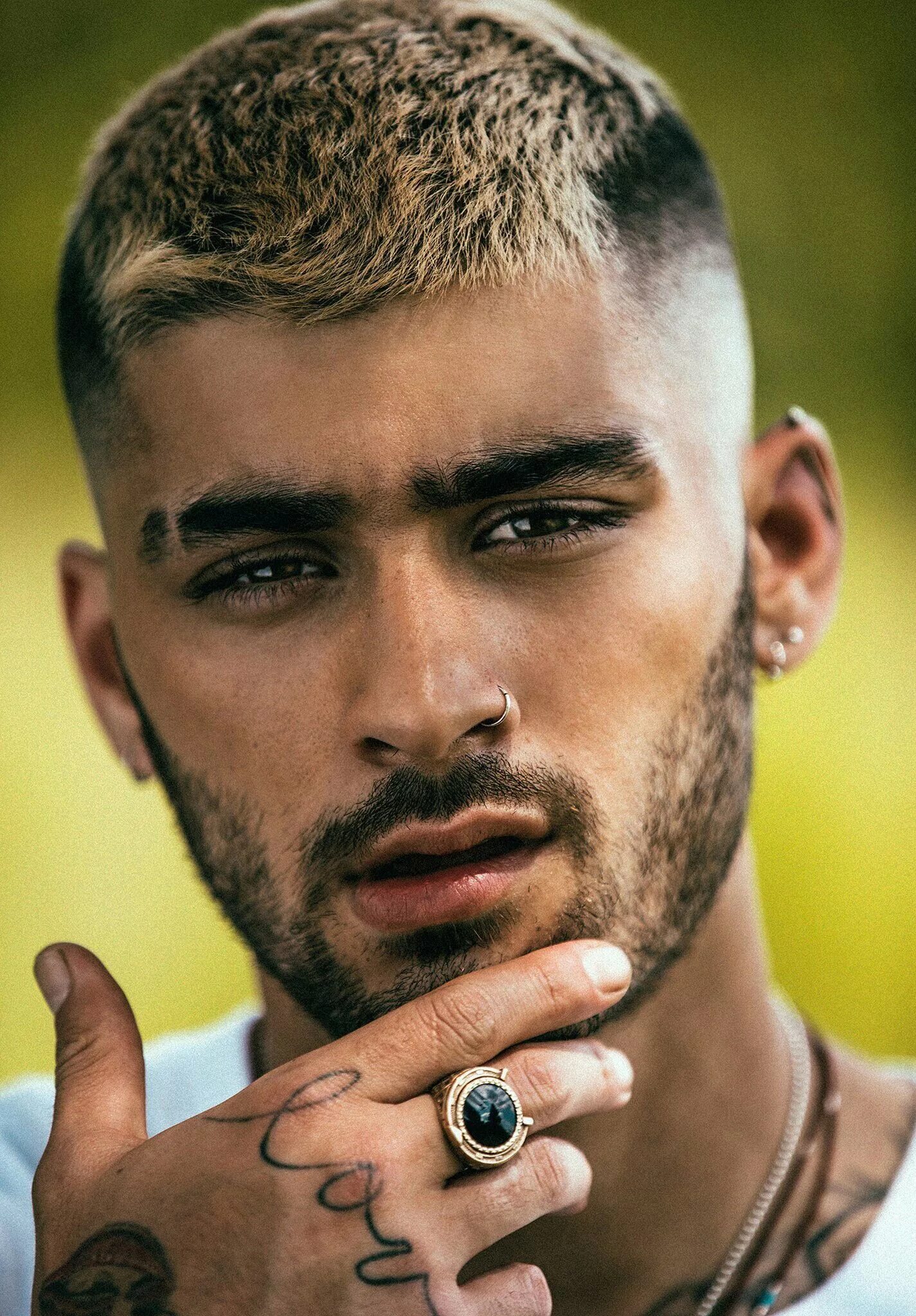 Что означают брови у мужчин. Брови Зейн Малик. Зейн Пэйс. Zayn Malik брови. Zayn пробор.