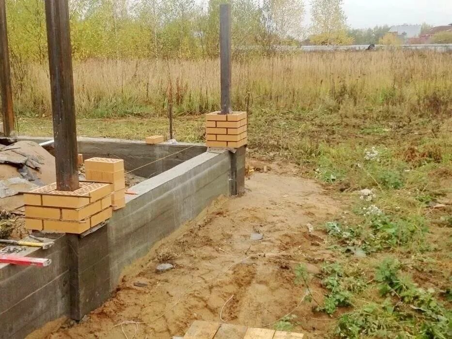 Фундамент под кирпичный забор. Фундамент под кирпичные столбы 380х380. фундамент под забор. фундамент под забор с кирпичными столбами.