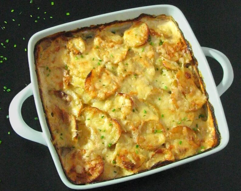 Запеченная куриное филе с картошкой сыром. Куриное филе с картошкой. филе с картошкой в духовке. куриное филе, запеченное с картошкой. куриное филе с картофелем в духовке.