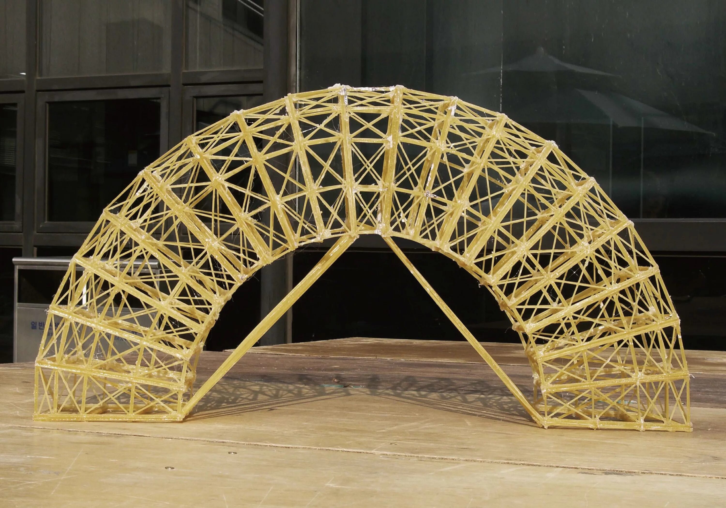 Мост из спагетти. Арочные конструкции. Деревянные арочные конструкции. Конструкции мостов из макарон.