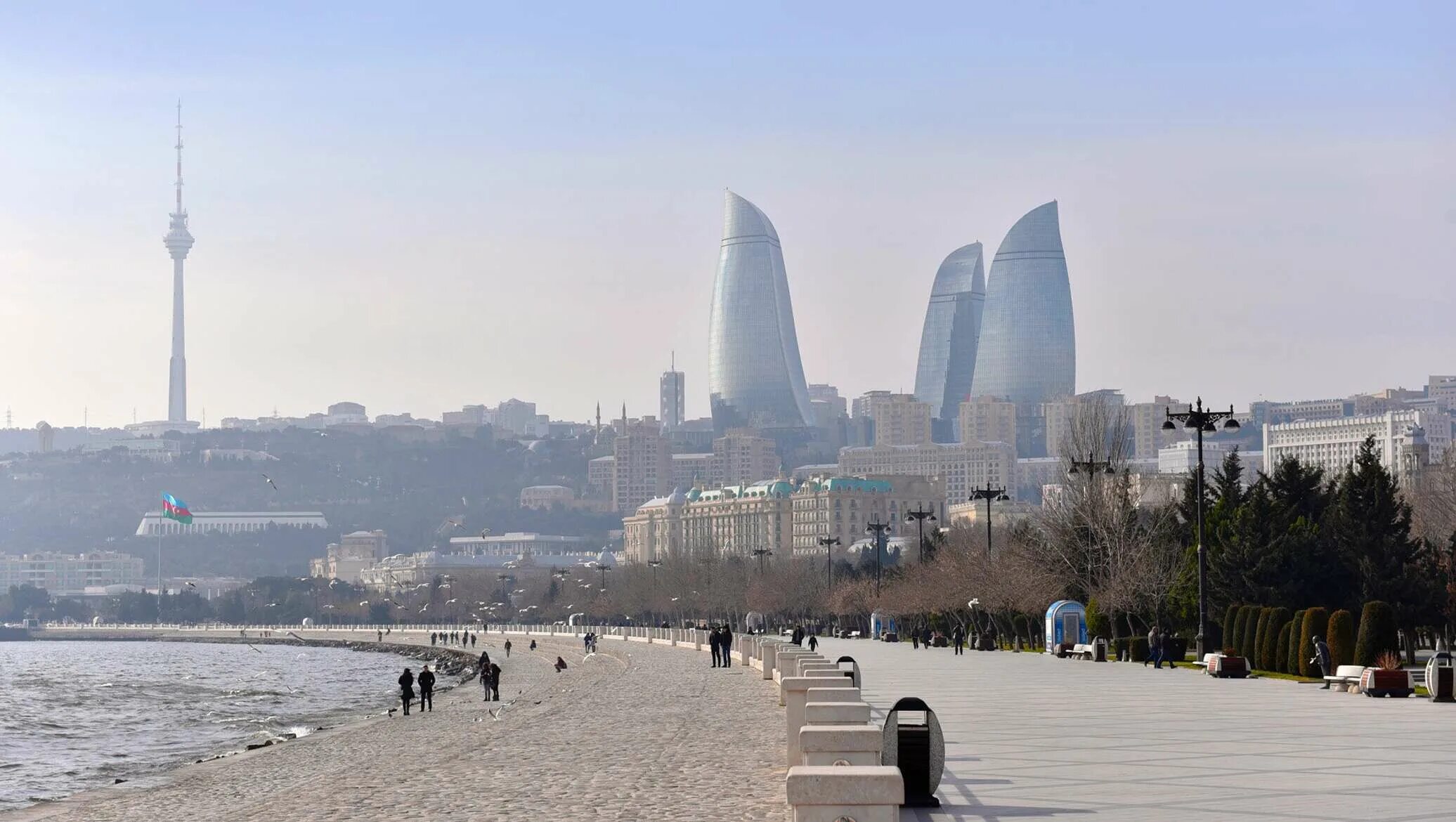 Погода в азербайджане в апреле. Бакинский бульвар Баку. Набережная Баку Азербайджан. Баку 2021 город. Парк бульвар Баку cay ve.