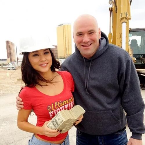 Эйжа волкман дэн рейнольдс. Дэйна уайт с женой. Дэйна уайт семья жена. Джой миллмэн жена. Жена дена.