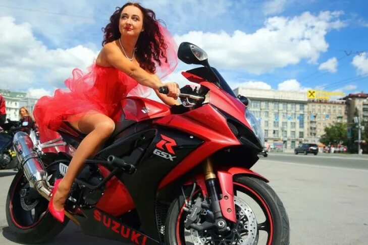 Девушка едет на мотоцикле в платье. Фотосессия на мотоцикле в платье. Фотосессия девушки на мотоцикле в платье. Девушка едет на мотоцикле в платье. Девушка едет на мотоцикле.