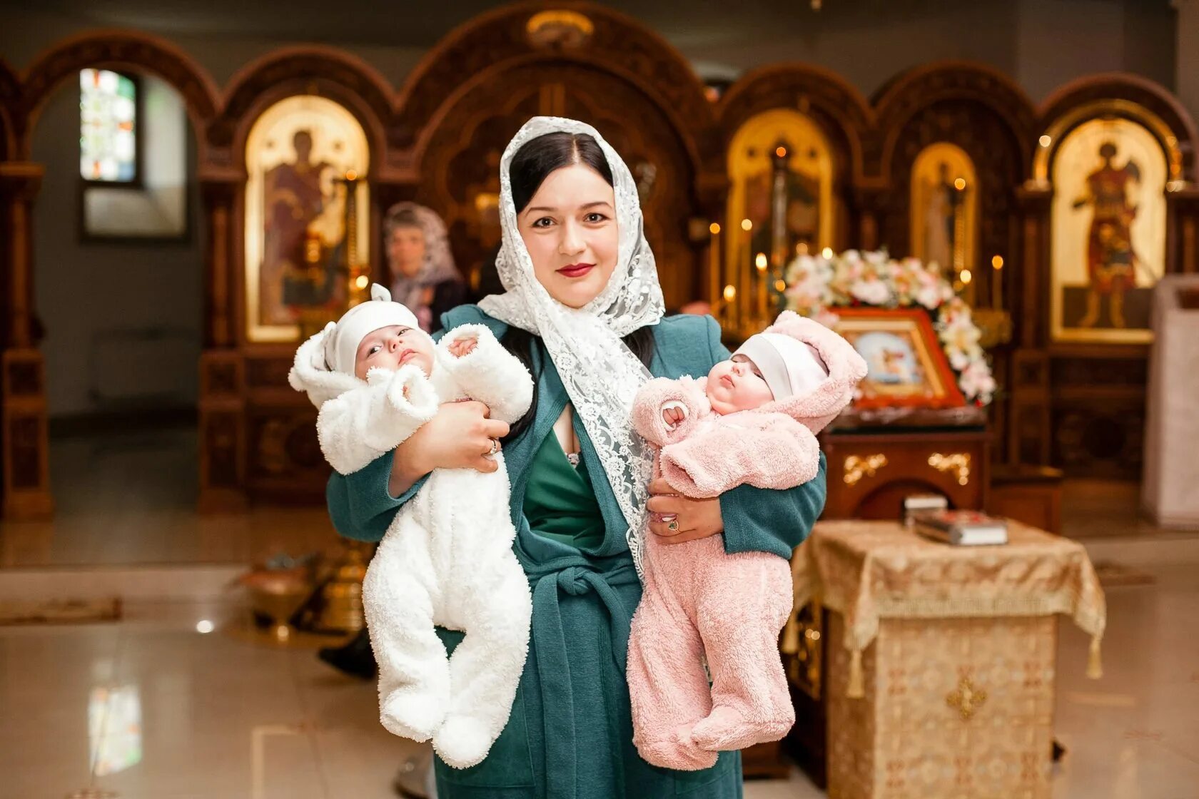 мама с ребенком в храме. фотосъемка в храме. фотограф на крещение. одежда для крещения мальчика. крестины зимой.