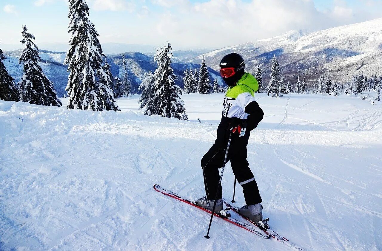 Горный лыжник. Вячка Кирсановский район горнолыжный курорт. Горнолыжный спорт. Горные лыжи. Лыжник в горах.
