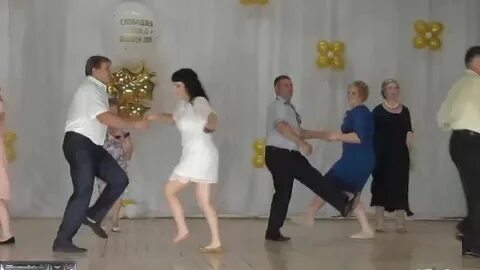 Одноклассница танцует с одноклассником