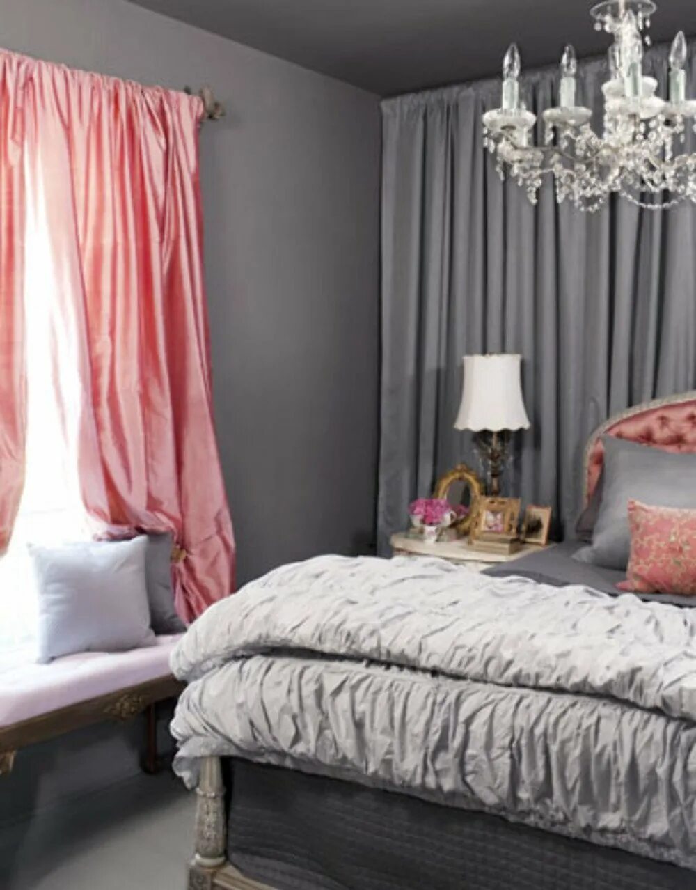 Розово серая спальня. Серо-розовый интерьер. Розовые шторы в спальню. Шторы серые с розовым.