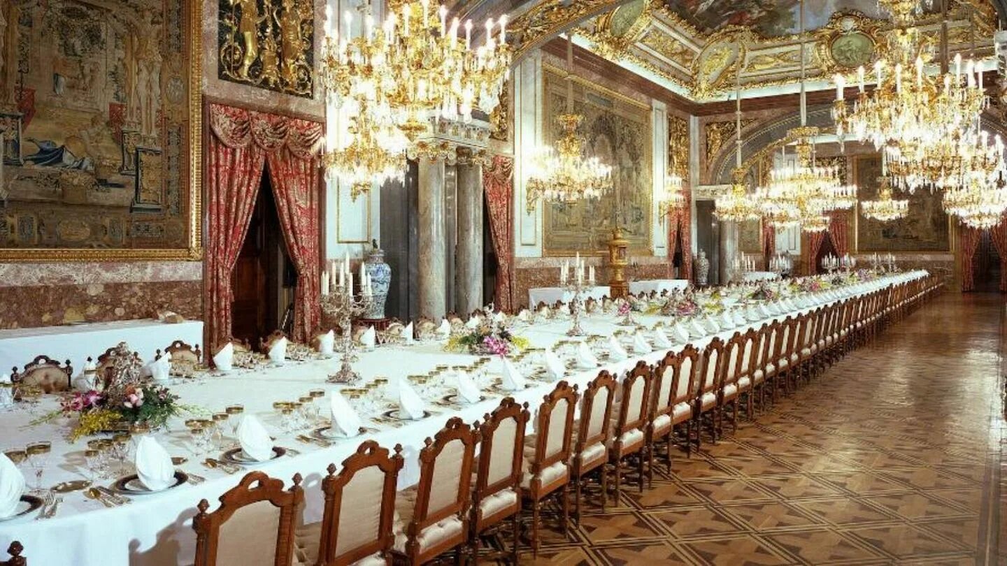 Царская форум. Королевский обеденный зал. Зал для обеда во Дворце. Сервировка в испанском королевском Дворце.