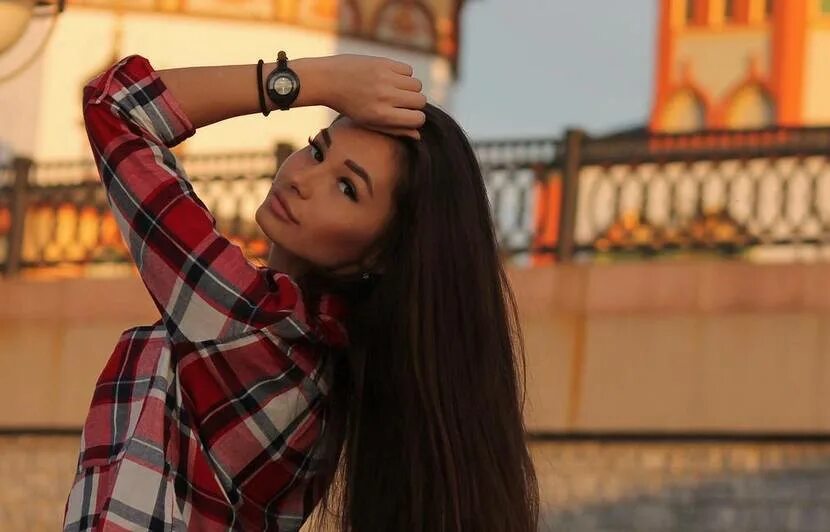 Девушка выходит из подъезда. Урицкого 125. Девушка делают селфи а сзади акула. Девушка и прыжок с крыши. Сандрин кевийон.