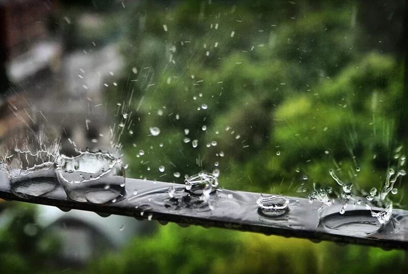 Падение дождевой капли. Падающие капли воды. Капля разбивается. Разбивающиеся капли дождя. Капли дождя падают.