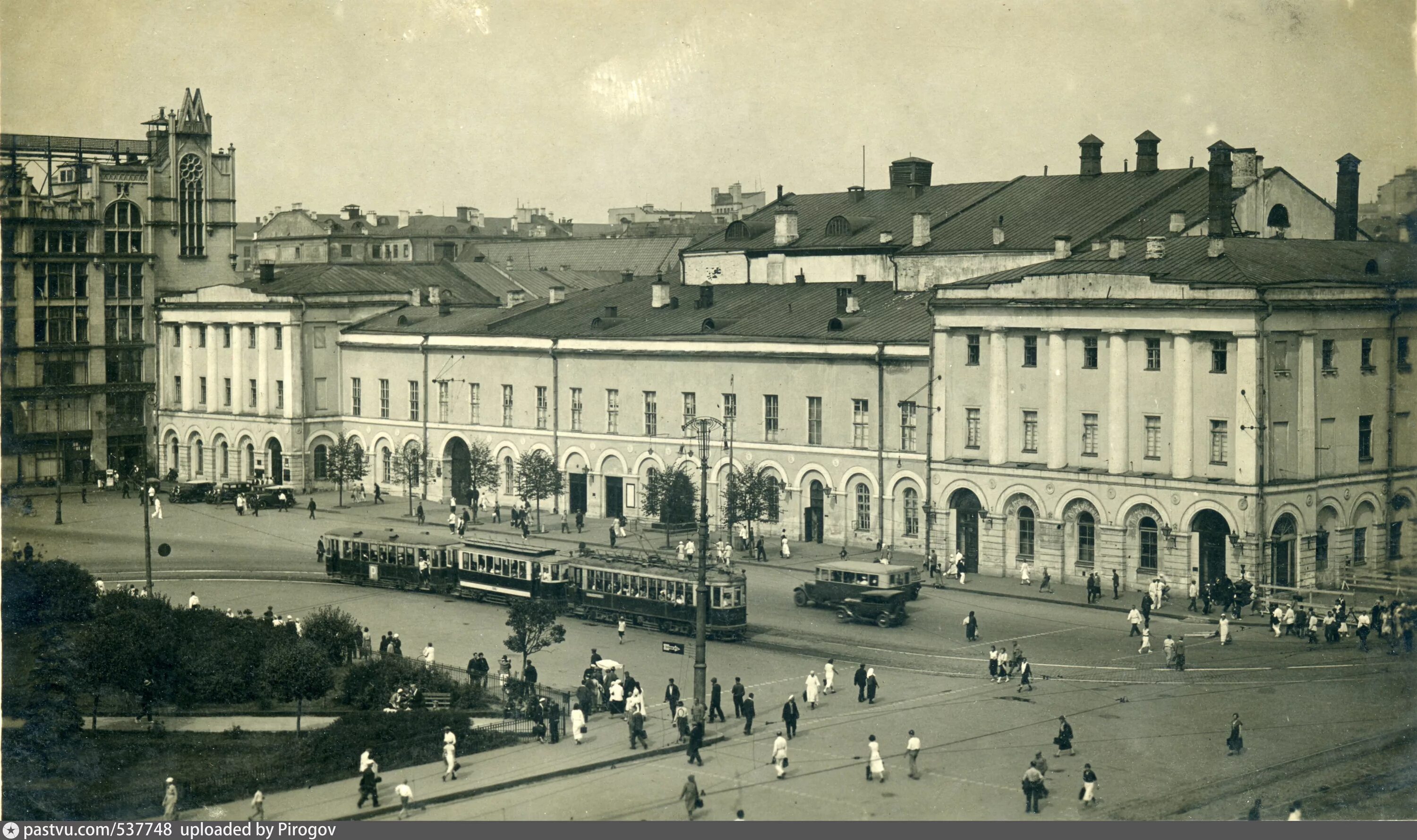 Малый театр в москве год. Московский малый театр 19 век. Малый театр в Москве в 19 веке. Малый театр в Москве 1824. Малый театр в Москве 20 век.