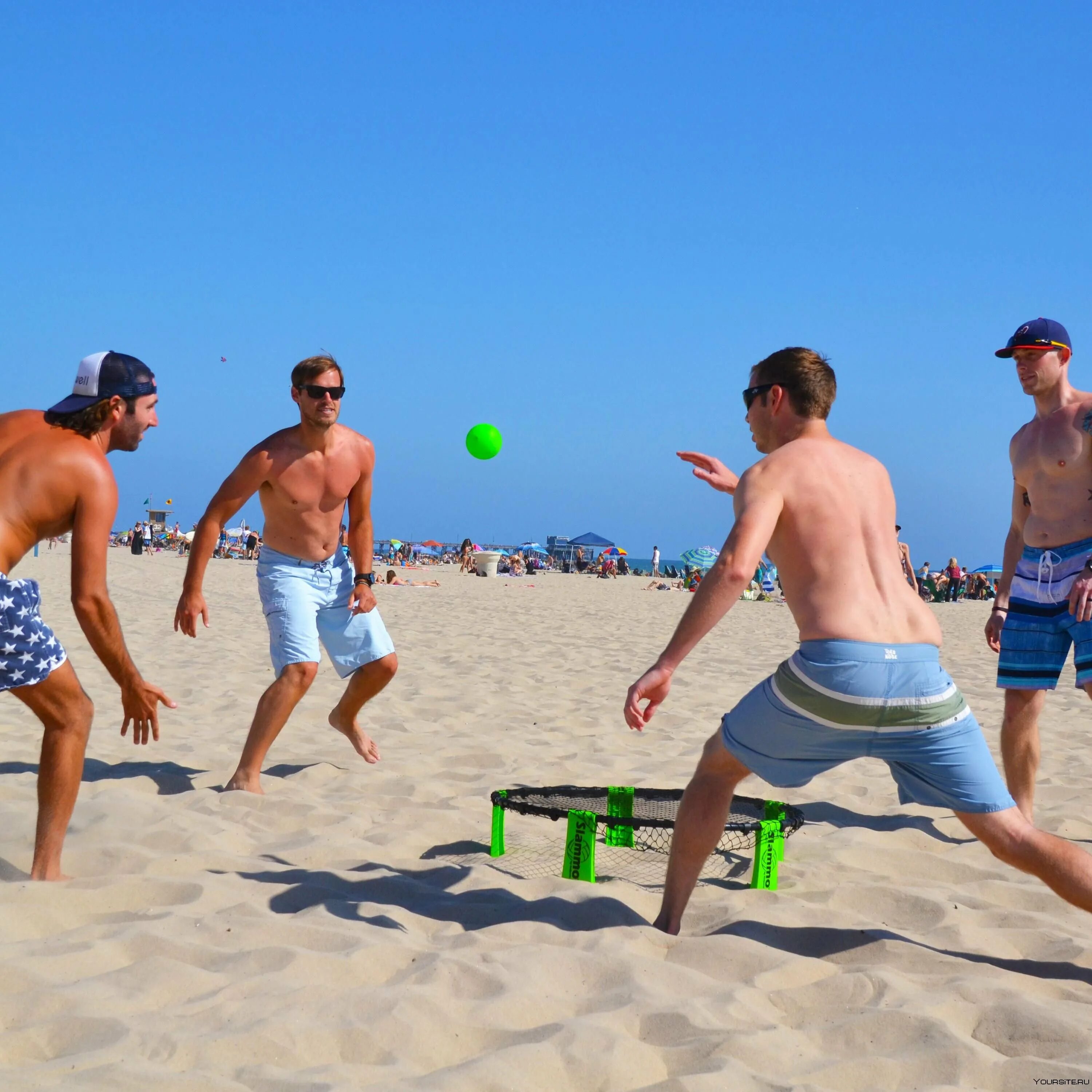 Волейбол на пляже. Игры на пляже. Пляжные игры с мячом.