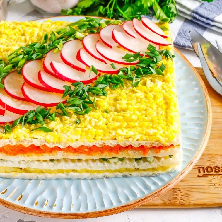 Слоеный наполеон закусочный. Закусочный селедочный торт. Закусочные вафельные торты. Закусочный наполеон с рыбными консервами. Закусочные вафельные торты.