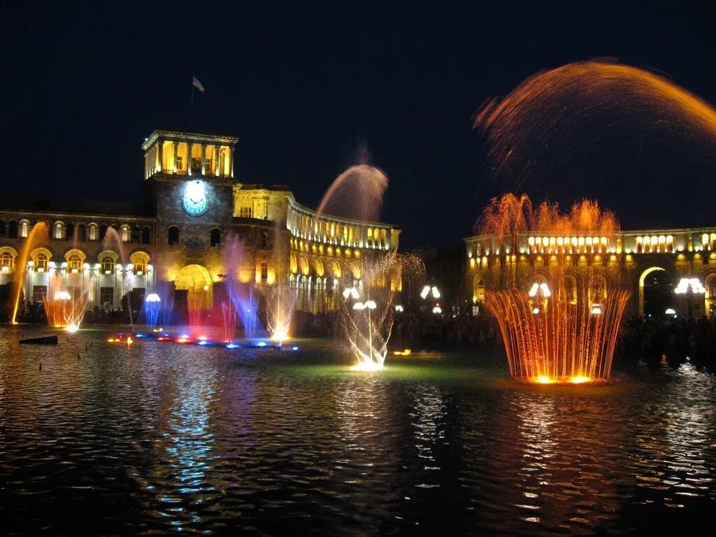 Адлер ереван. Площадь Республики Ереван. Армения Ереван площадь Республики. Republic Square Ереван Night. Площадь Республики Ереван ночью.