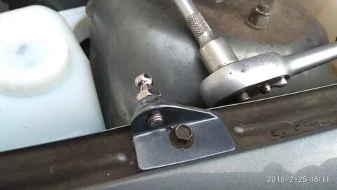 Кронштейн газового упора капота