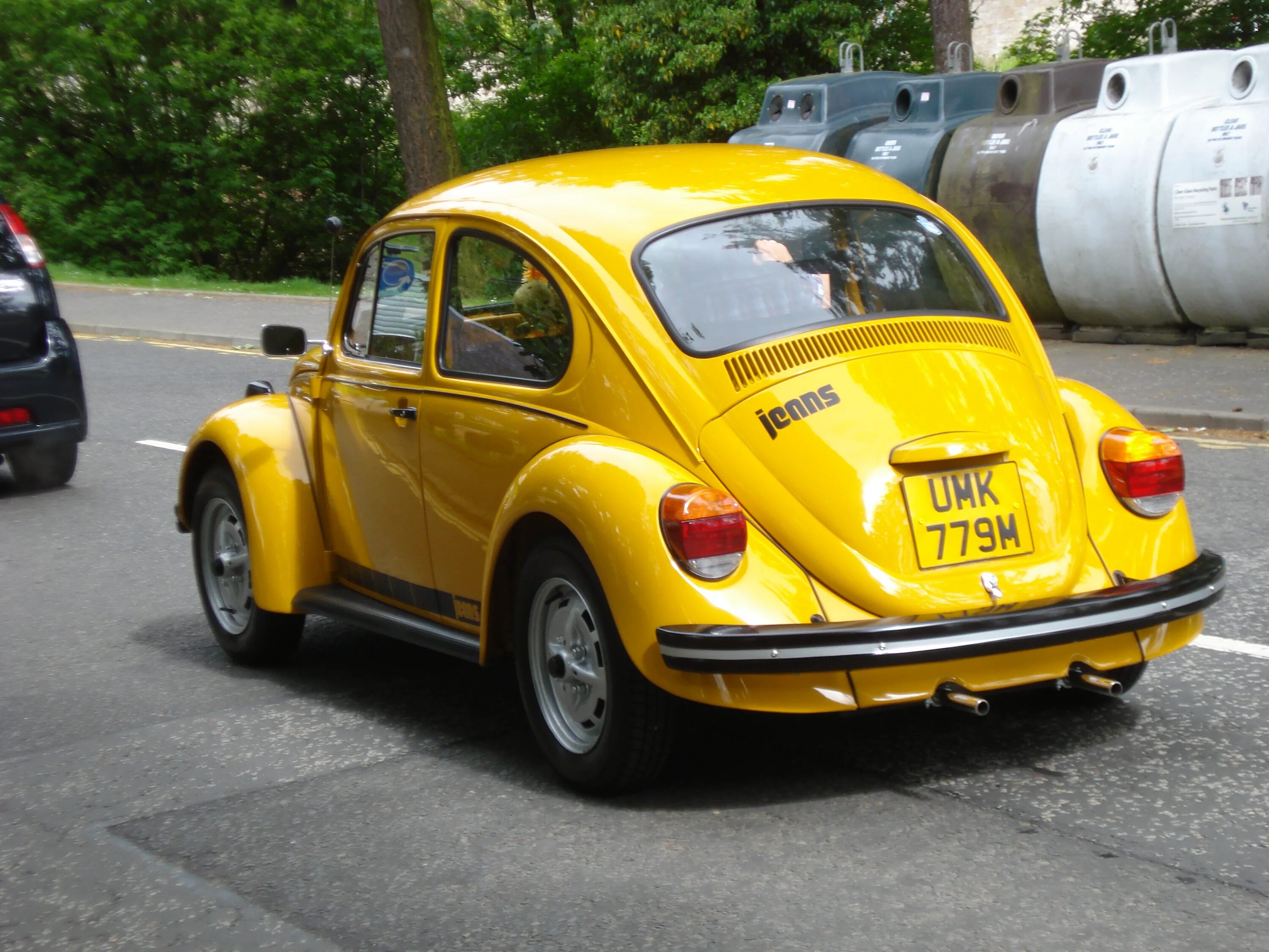 Volkswagen желтый. Фольксваген Битл желтый. Volkswagen Жук желтый. Фольксваген Жук 1200х80. Желтая машина Фольксваген Жук.