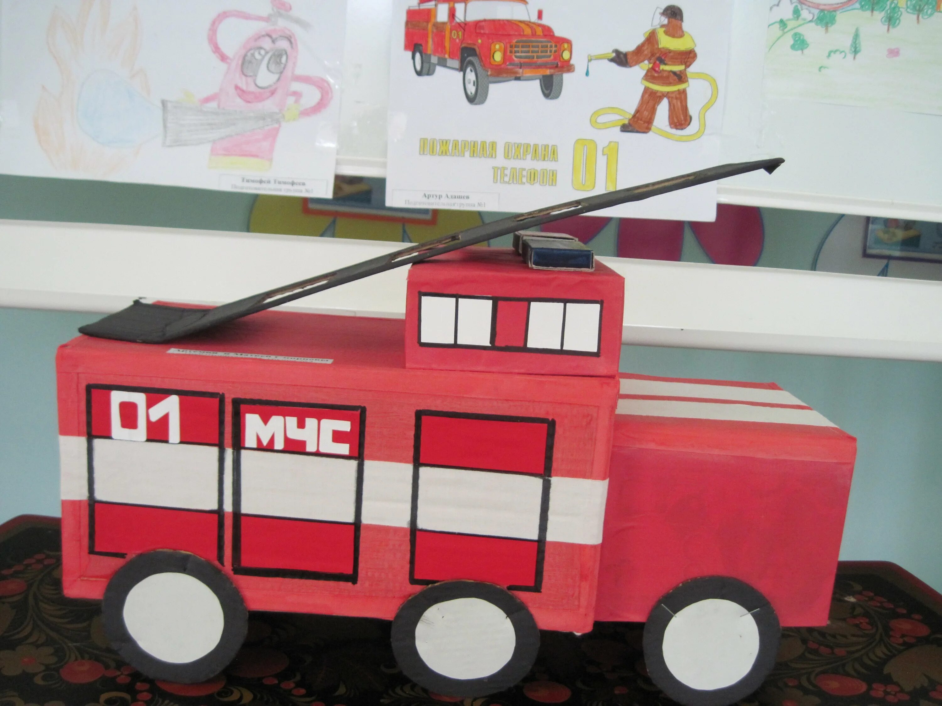 Пожарная машина поделка. Пожарная машина своими руками для детского сада. Пожарная машина поделка из картона. Пожарная машина из спичечных Коробков.