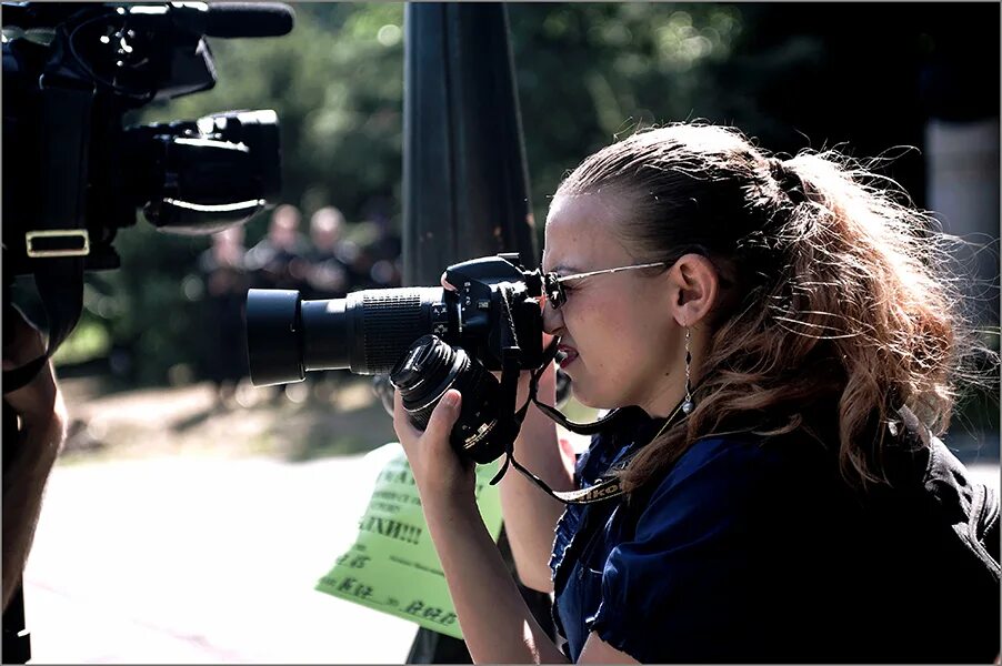 Теле репортаж. Теле репортаж. Съемка репортажа. Видеограф одежда. Теле репортаж.