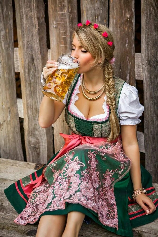 Красивые немецкие женские. Дирндль Бавария. Джордан Карвер в дирндль. Баварский женский национальный костюм Октоберфест. Дирндль Октоберфест.