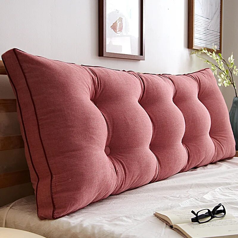 Подушки на диван фото. Подушка для дивана. Диван с мягкими подушками. Диванные подушки большие. Подушка на спинку кровати.