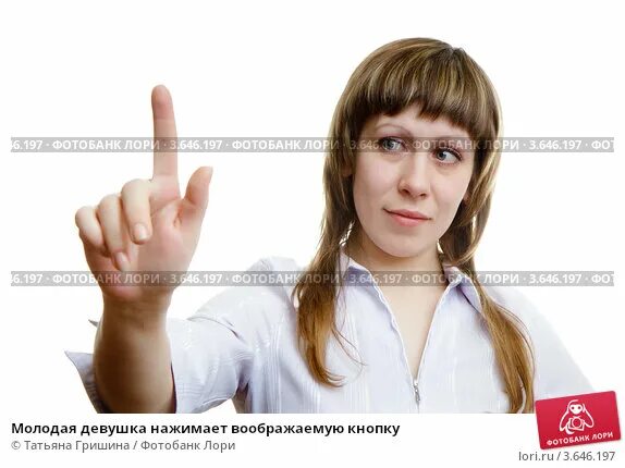 Девушка нажимает кнопку. Девушка нажимает кнопку