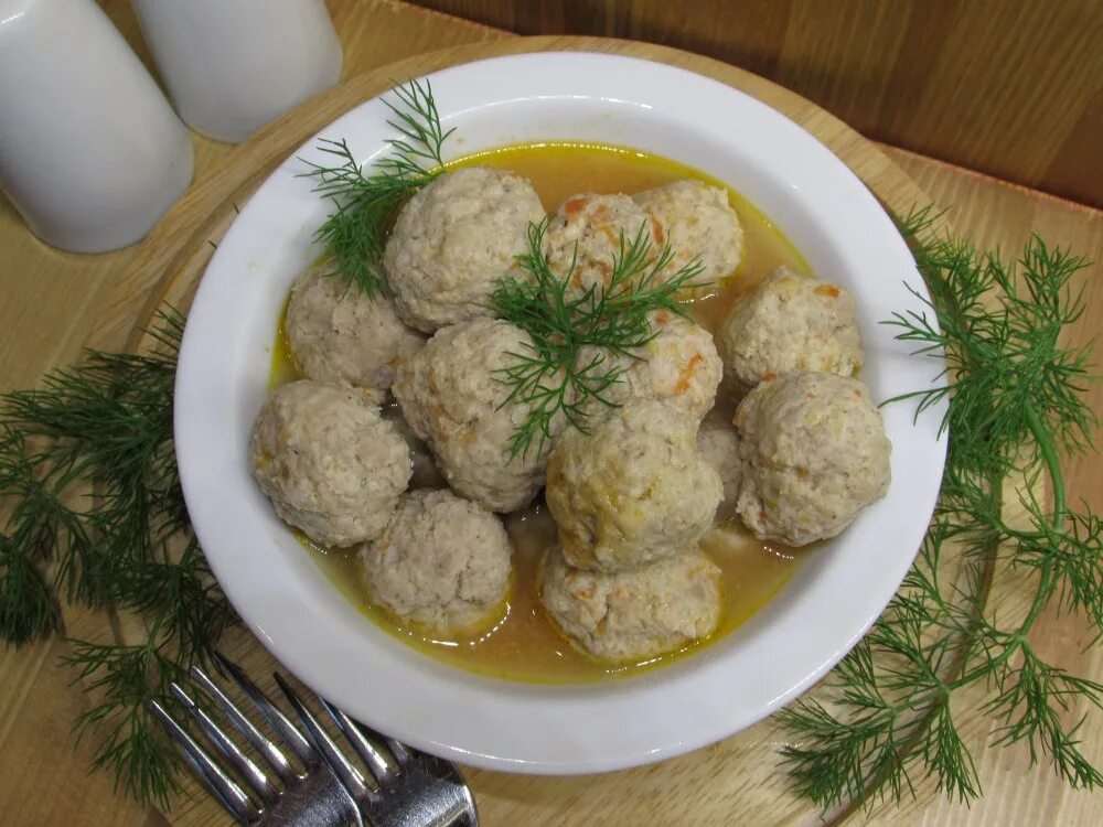Куриные фрикадельки. Фрикадельки из курицы. фрикадельки из кур. мясные шарики из курицы. фрикадельки из курицы с гарниром.