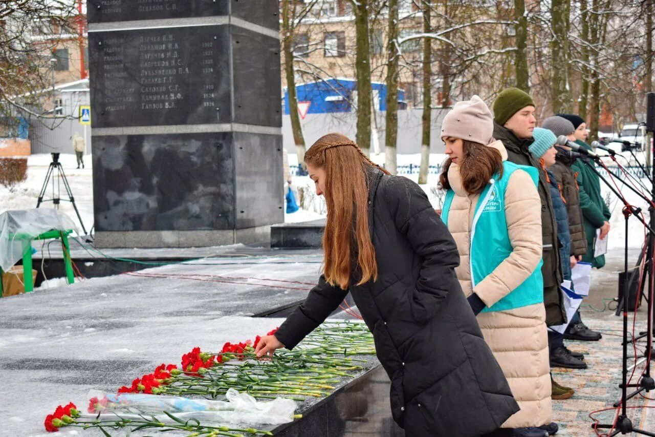 Соликамск митинг 4 мая у мемориала 1 рудника посвященный Дню Победы. Ветераны бронепоездники после митинга посвященного 40-летию.