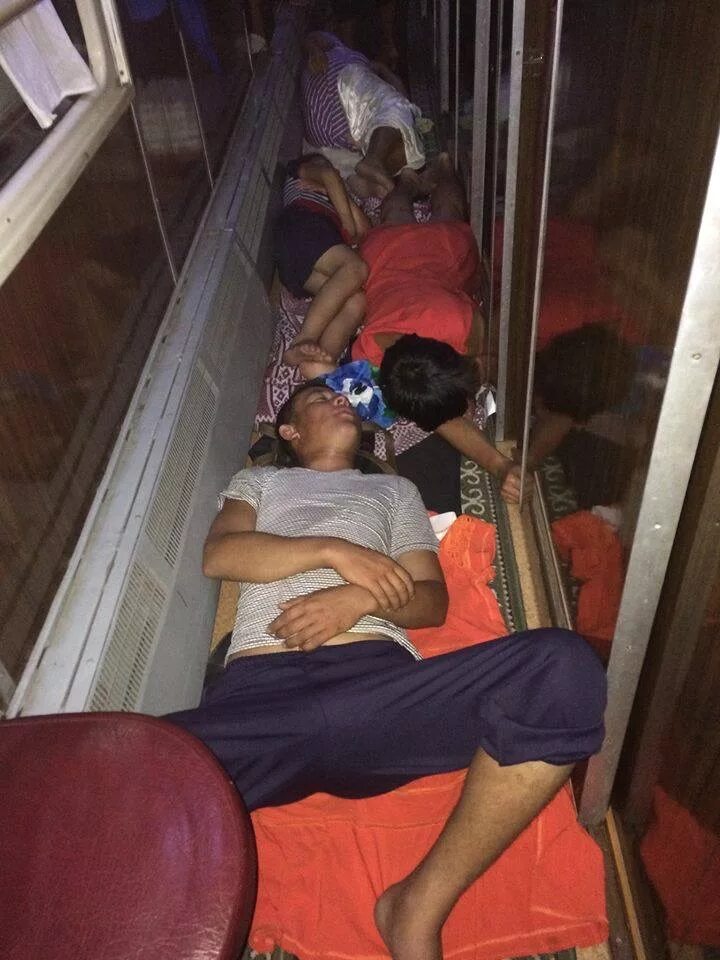 Люди спят в поезде. Смешные поезда. Спящие люди в поезде.