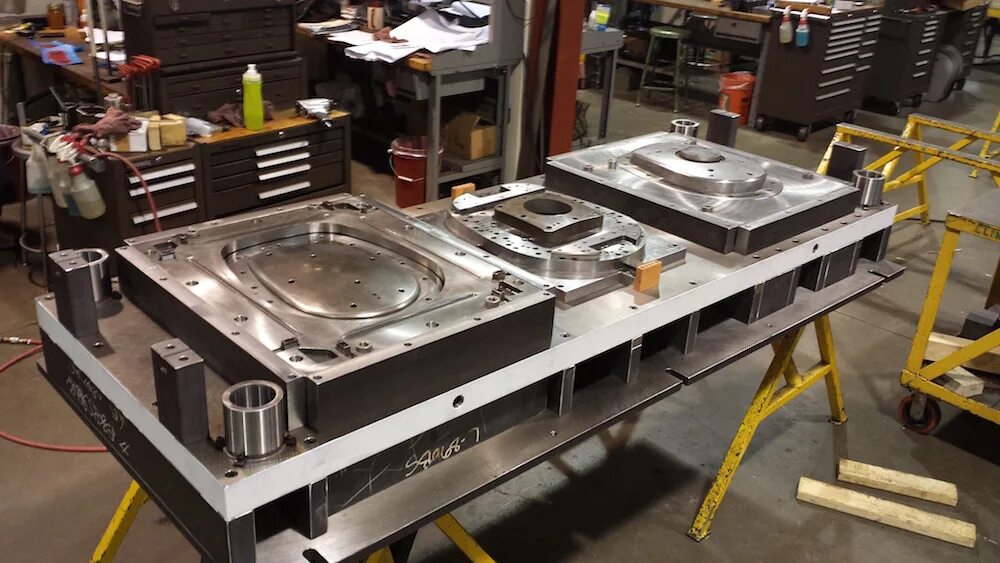 Литейная песчано глинистая форма. Вакуумная формовка стеклопластика технология. Формы для вакуумного формования. Формовка формы. Литье в разовые песчано-глинистые формы.