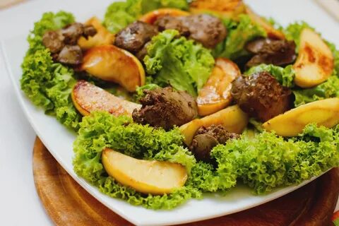 Салат с печенью и овощами