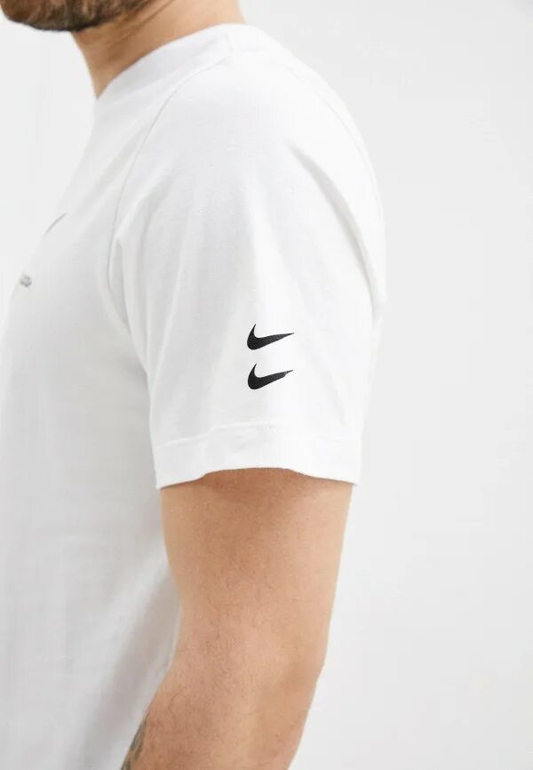 Два найк. Nike swoosh футболка белая. белая футболка nike swoosh mcmlxxl мужская. футболка nike polo/найк поло double swoosh. футболки nike swoosh мужские белые.