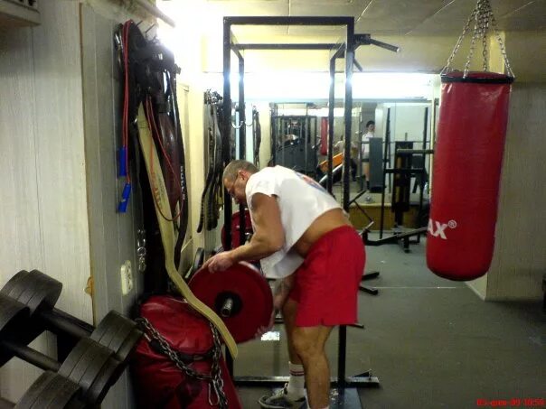 Подвальные качалки 90х в ярославле. Спортзал титан люберцы. Качалка в люберцах. Качалка любер титан. Рефит люберцы инициативная 13.