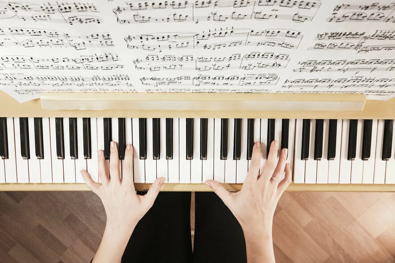 На фортепиано умеешь играть. Занятия на фортепиано. Уроки фортепиано. Уроки пианино. Игра на фортепиано.