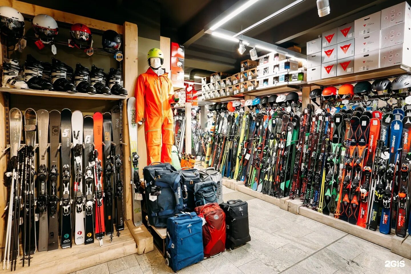 Магазин спорт марафон Москва ул Сайкина. Магазин туристического снаряжения. Магазин горнолыжного снаряжения. Горные лыжи снаряжение.