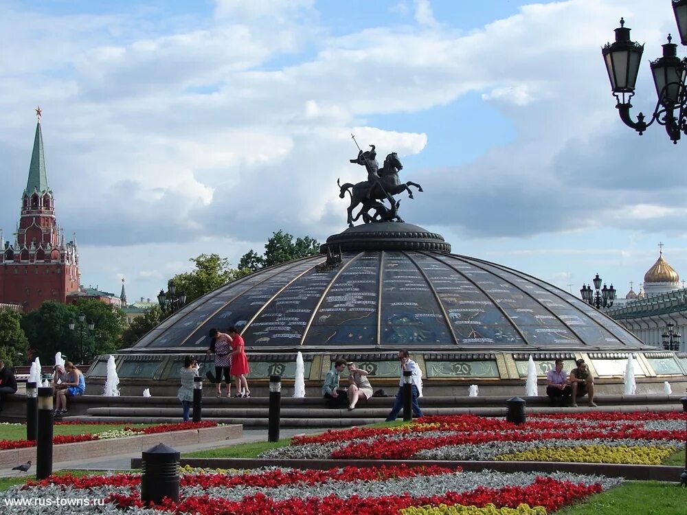 Москве а также санкт. Манежная площадь Москва. Манежная площадь достопримечательности. Манежная площадь музей Санкт-Петербург.