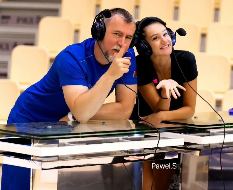 семья в новогодних шапках. дверь в новую жизнь. счастливый новый год. парень и девушка новый год. новогодняя вечеринка.