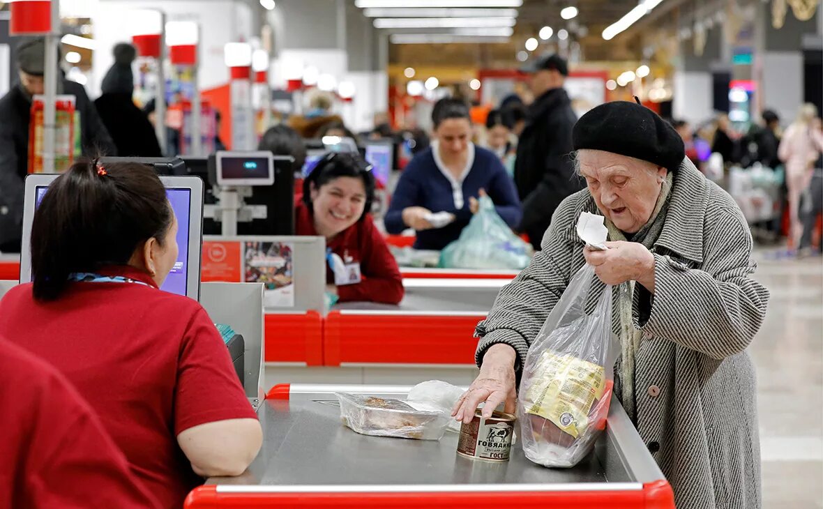 Бабка в магазине. Бабушка на кассе. Бабушка на кассе в магазине. Пенсионеры в магазине. Старушка на кассе.