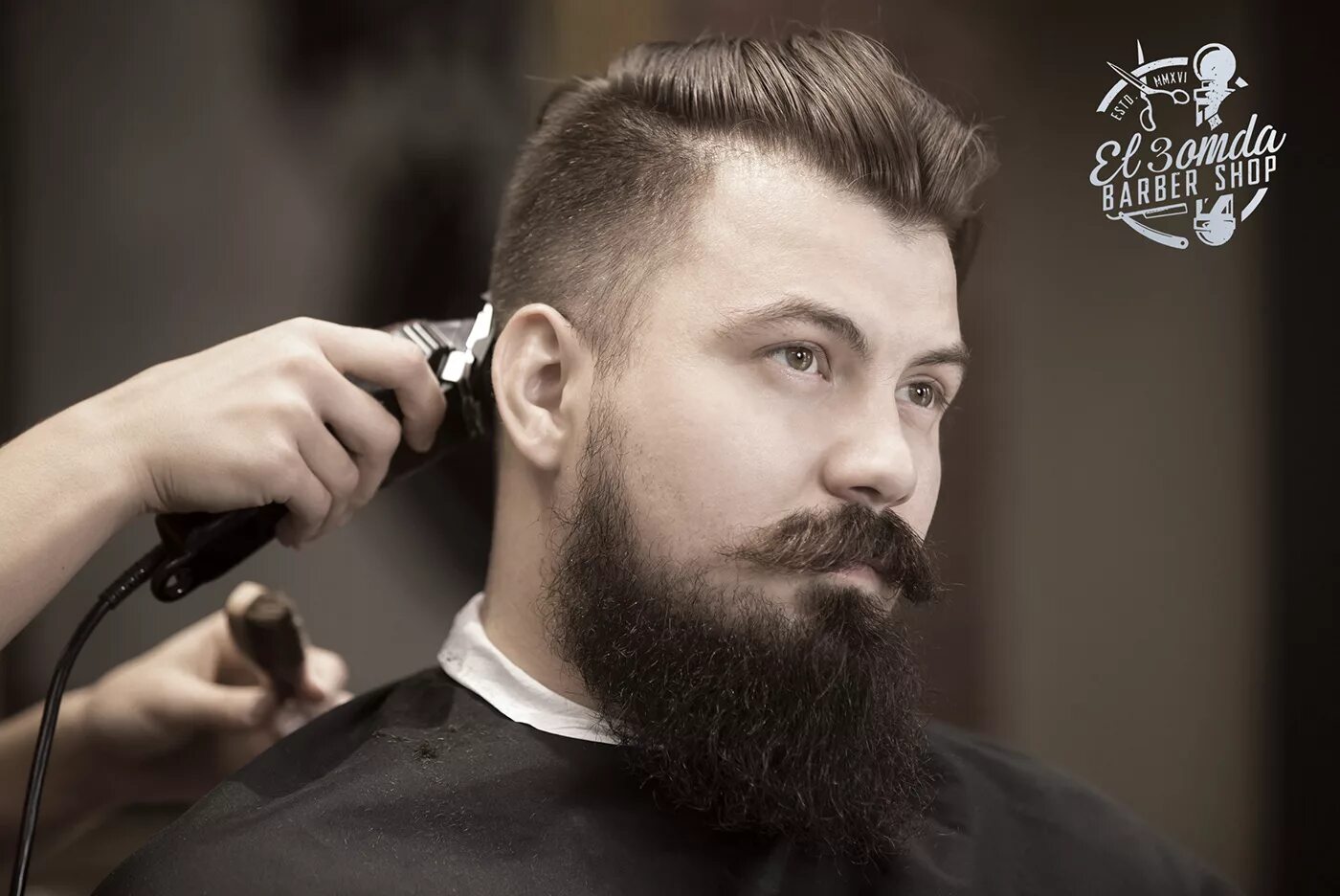 Barber com. Мужская стрижка в салоне. Парикмахер мужской стрижка. Стрижка бороды. Прически барбершоп.