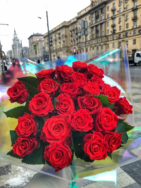 Букет алых роз реальные. Розы в цветочном магазине. Букет алых роз. Розы сибири в коробке. 30 роз букет.
