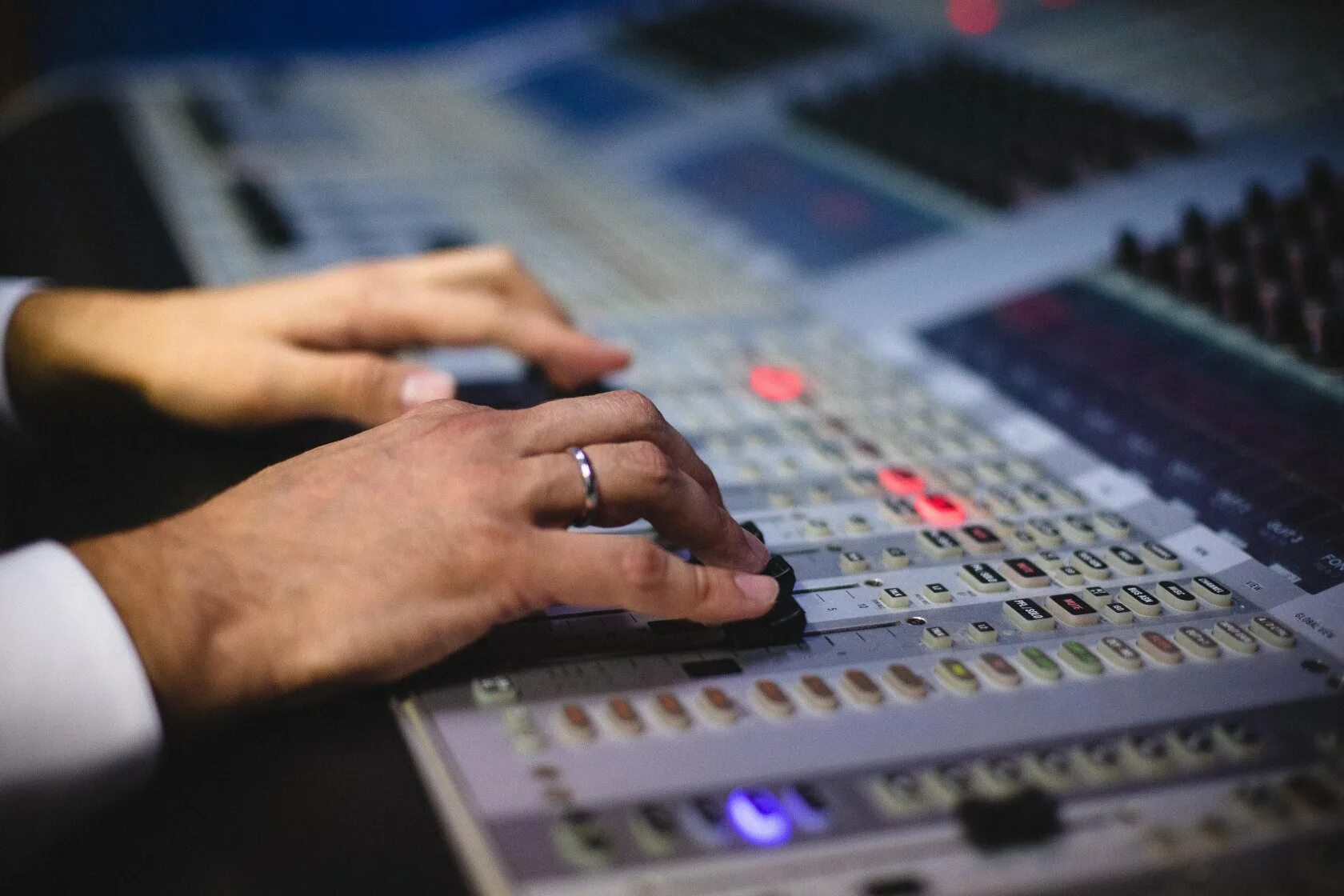 Место звукооператора. День звукооператора. Профессия звукооператор. Илья лукашев звукорежиссер. День звукорежиссёр.